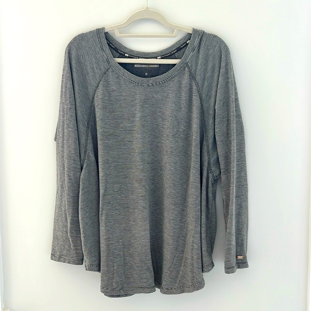 Tommy Hilfiger Women’s cozy, soft sweatshirt size L